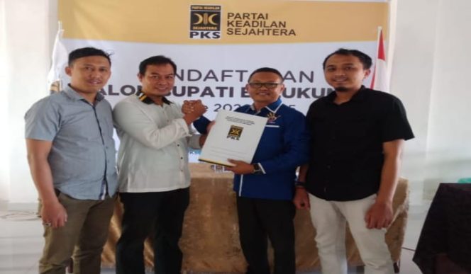 					Tim Liaison Officer (LO) TSY, Yusman Wahab mengambil formulir di kantor DPD PKS. (BERITA.NEWS/IL). 