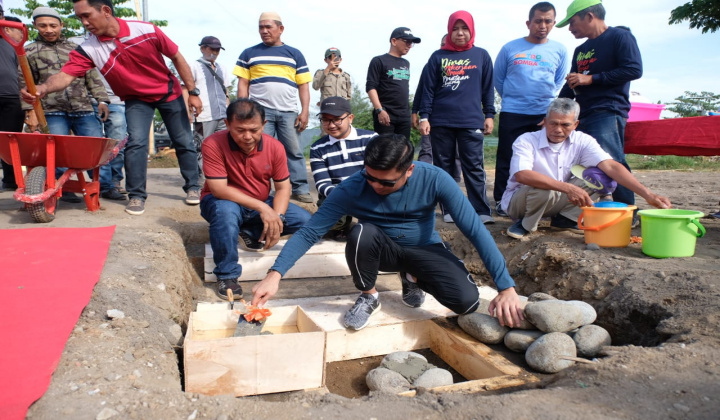 Bupati Gowa, Adnan Purichta Ichsan saat melakukan peletakan batupertama pada pembangunan Skate Park Syekh Yusuf Discovery.