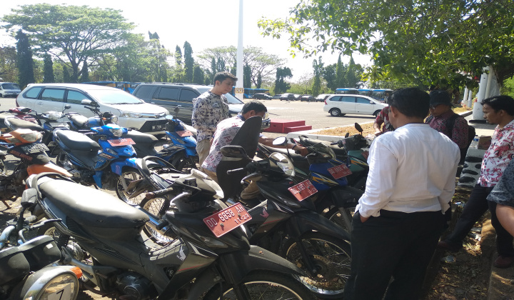 Pemeriksaan fisik kendaraan dinas oleh DJKN (BERITA.NEWS/Andi Khaerul).