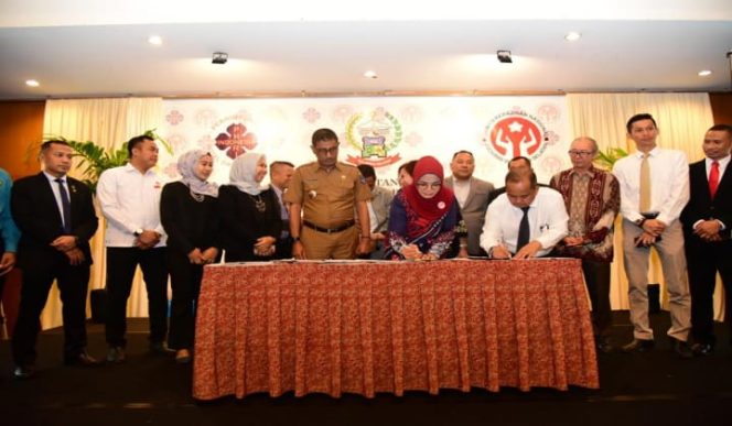 					Ketua Dekranasda Sulsel Liestyati F Nurdin Teken MOU dengan PHRI.(BERITA.NEWS/Andi Khaerul). 
