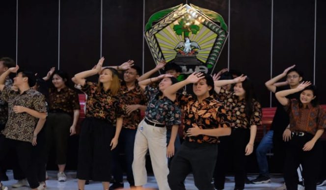 					Puluhan Mahasiswa Singapore saat di jamu oleh Bupati Gowa di Baruga Tinggimae. (BERITA.NEWS/Putri). 