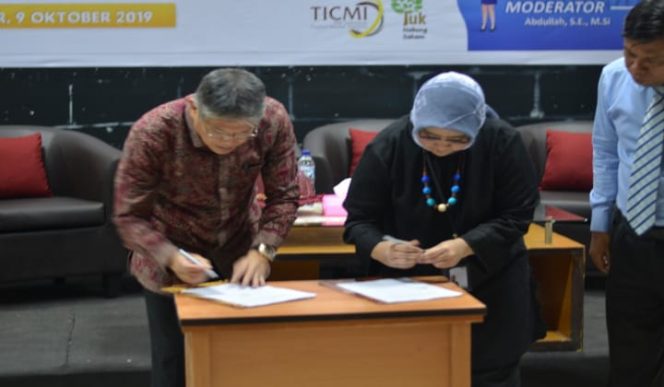					penandatanganan Mou oleh Rr Prasetiowati Kutra selaku Head of Program TICMI dan Dr. H. Mashur Razak S.E., M.M. Ketua STIE Nobel Indonesia di Ballroom Stie Nobel lantai 2. (BERITA.NEWS/Ratih Sardianti Rosi). 