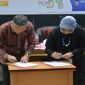 penandatanganan Mou oleh Rr Prasetiowati Kutra selaku Head of Program TICMI dan Dr. H. Mashur Razak S.E., M.M. Ketua STIE Nobel Indonesia di Ballroom Stie Nobel lantai 2. (BERITA.NEWS/Ratih Sardianti Rosi).