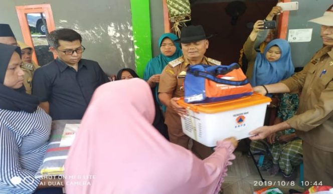 					Penyerahan bantuan korban kebakaran oleh Bupati. (BERITA.NEWS/Dodo). 