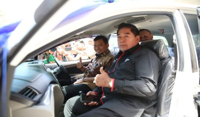 					Sekda Provinsi Sulsel Abdul Hayat Gani dan Penjabat Wali Kota Makassar Iqbal Suhaeb saat menaiki mobil pemberian dari BPJS ketenagakerjaan di hotel Gammara. (BERITA.NEWS/Ratih Sardianti Rosi). 