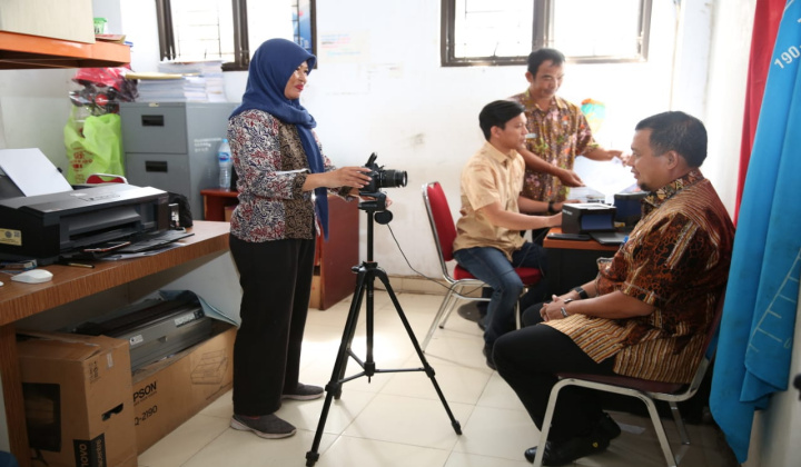 Pj Wali Kota Makassar, Iqbal Suhaeb saat melakukan foto E-KTP di Kecamatan Tamalate, Kamis (10/10/2019). (BERITA.NEWS/Ratih Sardianti Rosi).