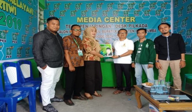 					Ferdi Ansar (ujung kiri) saat mendampingi Yusman Wahab (Baju Putih) di kantor DPC PKB Bulukumba. (BERITA.NEWS/IL) 