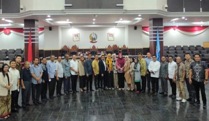 					Foto bersama Ketua dan Wakil Ketua sementara DPRD dan Anggota Dewan periode 2019-2024. (BERITA.NEWS/Andi Khaerul). 