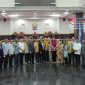 Foto bersama Ketua dan Wakil Ketua sementara DPRD dan Anggota Dewan periode 2019-2024. (BERITA.NEWS/Andi Khaerul).