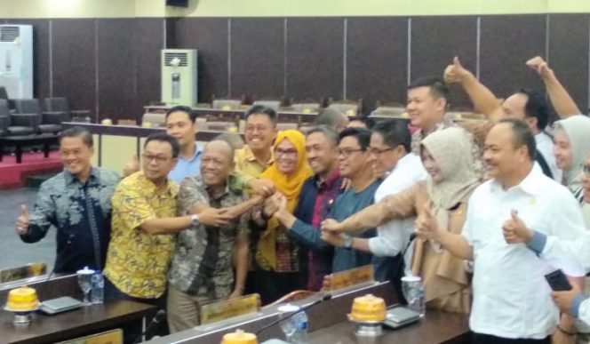 					Andi Ina Kartika dan Fakhruddin Rangga foto bersama anggota DPRD periode 2019-2024. (BERITA.NEWS/Andi Khaerul). 