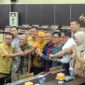 Andi Ina Kartika dan Fakhruddin Rangga foto bersama anggota DPRD periode 2019-2024. (BERITA.NEWS/Andi Khaerul).