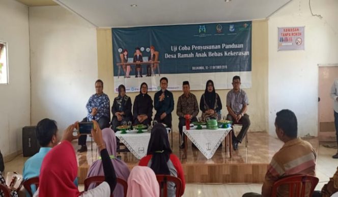 					Wabup Bulukumba ketiga dari kanan memberikan sambutan saat penyusuna Desa Ramah Anak Bebas Kekerasan di Aula Kantor Desa Bialo. (BERITA.NEWS/IL).  