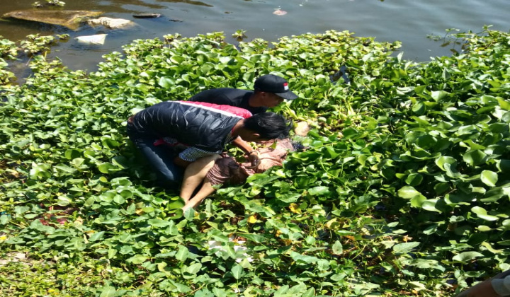 Jasad seorang perempuan yang Mengapung di Sungai Jeneberang Gowa. (BERITA.NEWS/Putri).