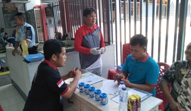 					Seluruh pegawai Rutan Kelas IIb Bantaeng ikuti tes urine. (BERITA.NEWS/Saharuddin). 