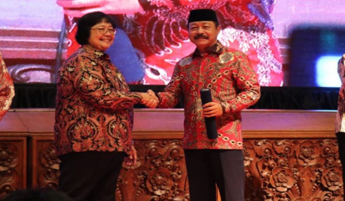 Wabup Gowa Abd Rauf Malaganni saat menerima langsung penghargaan dari Menteri Lingkungan Hidup dan Kehutanan, Siti Nurbaya Bakar. (BERITA.NEWS/Putri).
