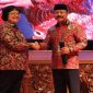 Wabup Gowa Abd Rauf Malaganni saat menerima langsung penghargaan dari Menteri Lingkungan Hidup dan Kehutanan, Siti Nurbaya Bakar. (BERITA.NEWS/Putri).