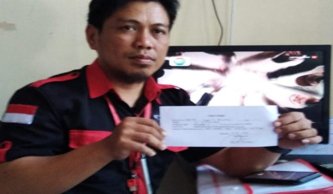 					Ketua LSM BAKON Irwan Hasan Tiro memperlihatkan surat laporannya. (BERITA.NEWS/Abdul Kadir). 