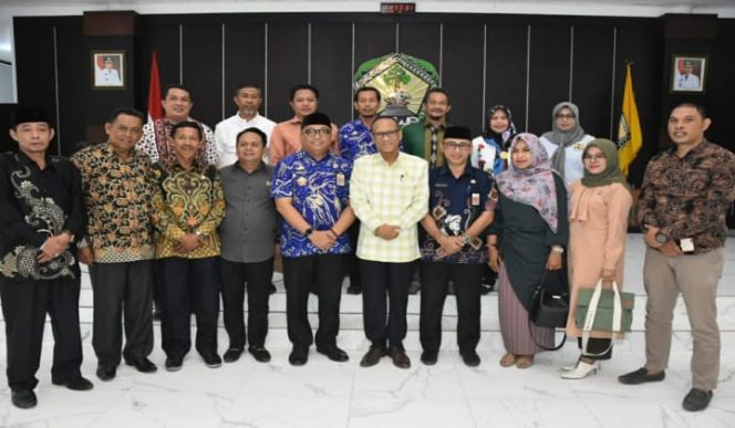 					Kunjungan DPRD Kabupaten Sinjai Provinsi Sulawesi Selatan ke Kabupaten Gowa disambut langsung Sekda Gowa, Muchlis bersama jajaran. (BERITA.NEWS/Putri). 