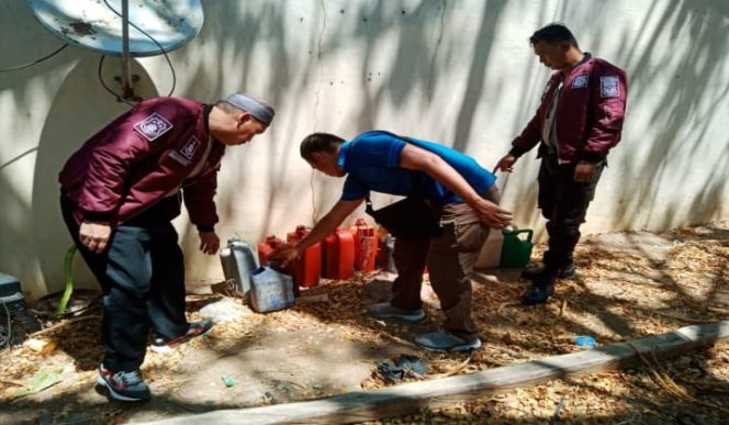 					Kapolsek Batang bersama anggotanya amankan miras tak bertuan. (BERITA.NEWS/Muh Ilham). 