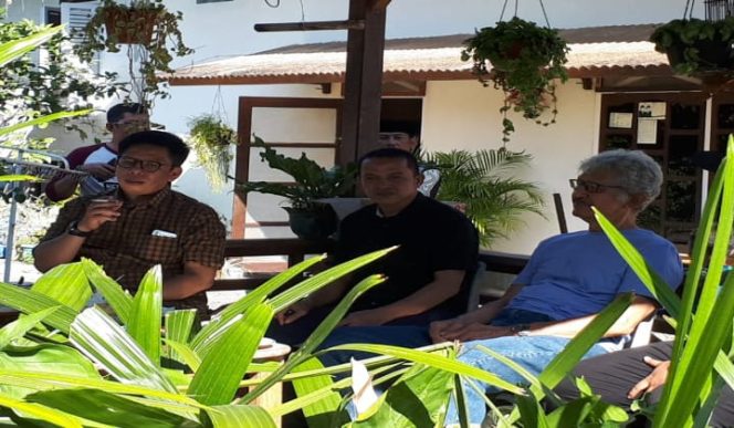 					Tomy Satria Yulianto (kiri) dan Yusman Wahab (tengah) saat berbincang dengan Paman Bupati Bulukumba Andi Puli. (BERITA.NEWS/IL).