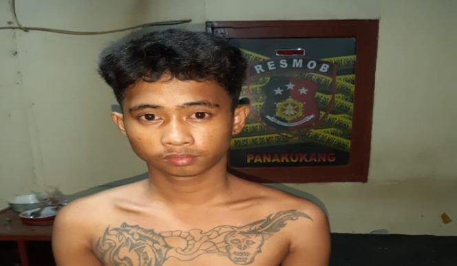 					Pelaku begal senjata Samurai saat diamankan di Mapolsek Panakkukang. (BERITA.NEWS/Abdul Kadir). 