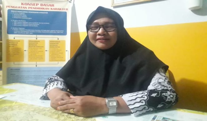 					Kepala SD Negeri 5 Lembang Cina, Sitti Hartati saat dijumpai di ruang kerjanya. (BERITA.NEWS/Saharuddin). 