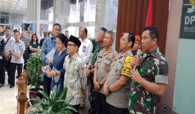 					Jumpa pers: Ketua DPR bersama anggota MPR, dan TNI- Polri, Bin saat jumpa pers di gedung DPR RI (BERITA.NEWS/Muhammad Srahlin)