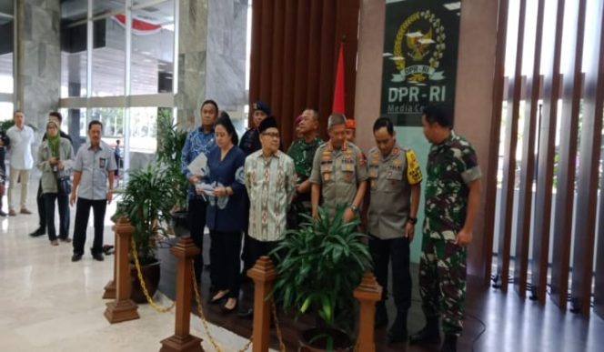 					Jumpa pers: Ketua DPR bersama anggota MPR, dan TNI- Polri, Bin saat jumpa pers di gedung DPR RI (BERITA.NEWS/Muhammad Srahlin)