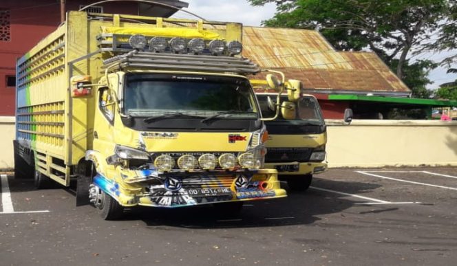 					Barang bukti Laka lantas, Mobil Truck  terparkir di Mapolres Bantaeng. (BERITA.NEWS/Saharuddin).