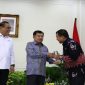 Wapres JK serahkan penghargaan ke Pejabat Walikota Makassar didampingi Menteri PANRB Syafruddin di Istana Wakil Presiden. (BERITA.NEWS/Ratih Sardianti).