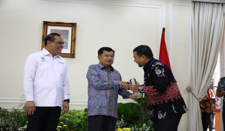 Wapres JK serahkan penghargaan ke Pejabat Walikota Makassar didampingi Menteri PANRB Syafruddin di Istana Wakil Presiden. (BERITA.NEWS/Ratih Sardianti).