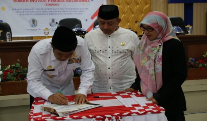 					Bupati Bulukumba menandatangani Berita acara launcing rumah inovasi pemuda. (BERITA.NEWS/IL). 