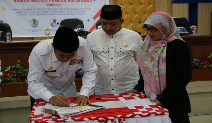 Bupati Bulukumba menandatangani Berita acara launcing rumah inovasi pemuda. (BERITA.NEWS/IL).