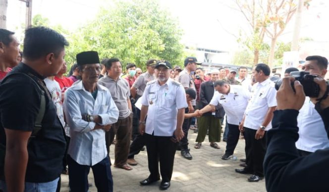 					Wakil Bupati Bantaeng Sahabuddin saat meninjau satu lokasi Pilkades Serentak di Bantaeng. (BERITA.NEWS/Saharuddin). 