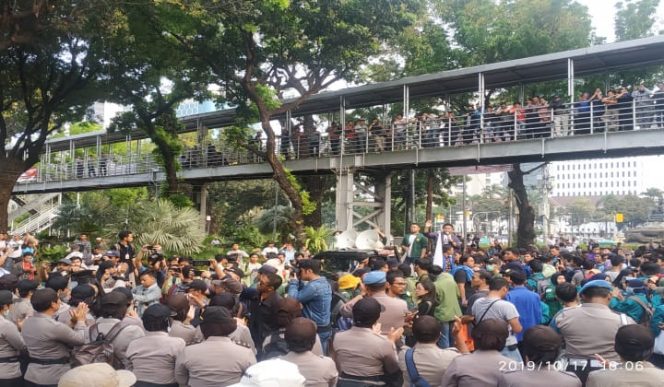					Aksi demo BEM SI Tuntut janji Jokowi di Patung Kuda Jakarta Pusat. (BERITA.NEWS/JUN). 