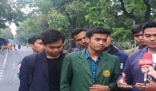 					Abdul Basit tengah mengunakan almamar hijau. (BERITA.NEWS/JUN). 