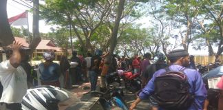 Aksi unjukrasa depan kantor PMD Kabupaten Bantaeng. (BERITA.NEWS/Saharuddin).