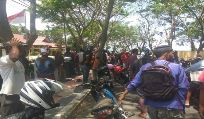 					Aksi unjukrasa depan kantor PMD Kabupaten Bantaeng. (BERITA.NEWS/Saharuddin). 
