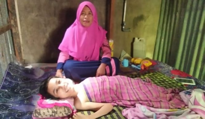 					Uswatul Hasanah saat ditemui didampingi ibunya. (BERITA.NEWS/Zakaria). 