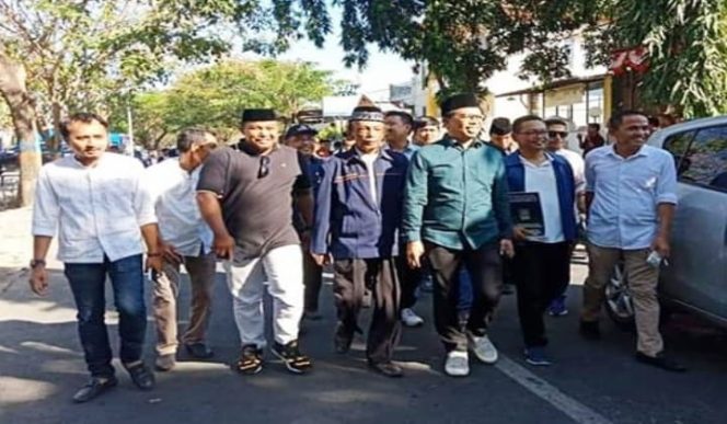 					Tomy (Kedua dari Kiri) menuju kantor DPC PKB Bulukumba. (BERITA.NEWS/IL). 