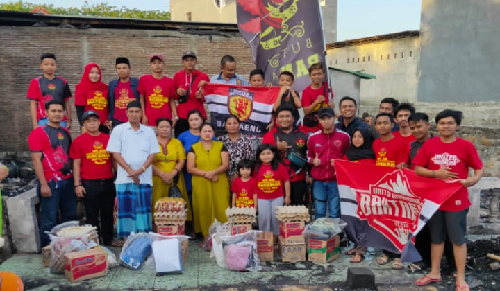 The MaczMan Zona Bantaeng saat mengunjungi lokasi kebakaran Cabodo. Nampak mereka tengaj membawa sejumlah sembako dan bantuan lainnya. (BERITA.NEWS/Saharuddin).