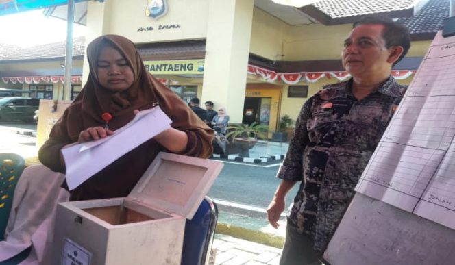 					Panitia pelaksana membacakan perolehan suara di pilkades Bonto Karaeng di polrea Bantaeng. (BERITA.NEWS/Saharuddin).  