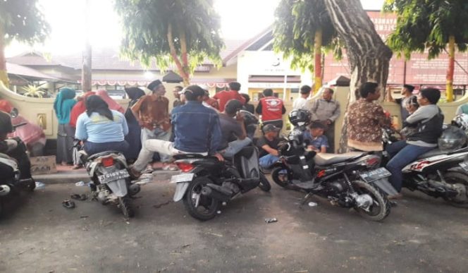 					Antusias warga Bonto Karaeng di depan kantor Polres Bantaeng mendengarkan penghitungan suara ulang secara manual. (BERITA.NEWS/Saharuddin). 
