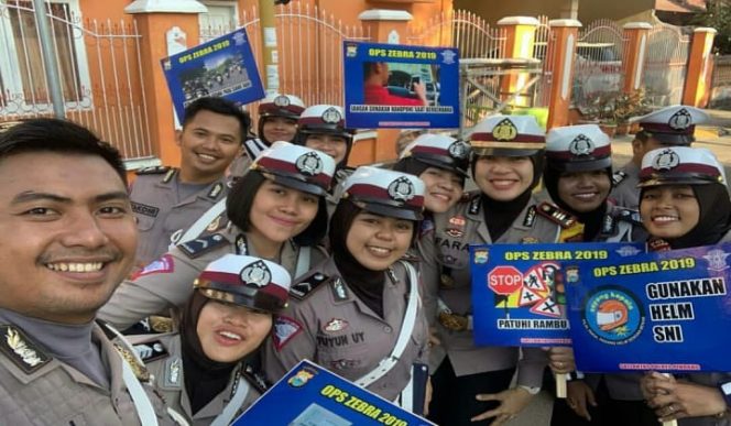 					Foto bersama Satlantas Polres Pinrang. (BERITA.NEWS/Zakaria). 