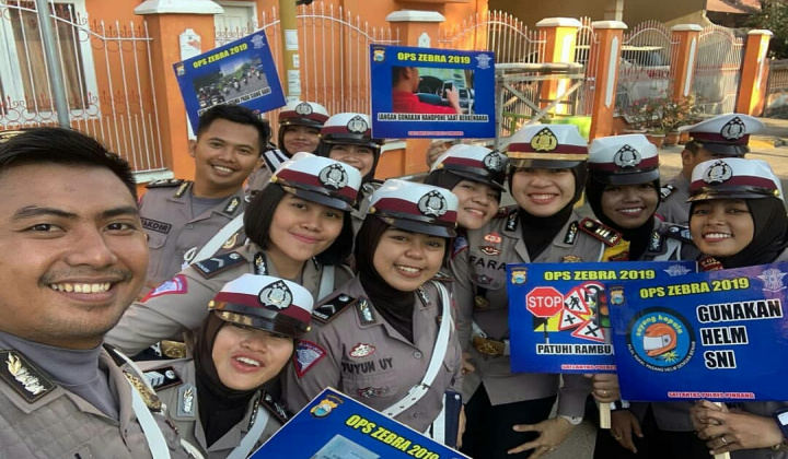 Foto bersama Satlantas Polres Pinrang. (BERITA.NEWS/Zakaria).