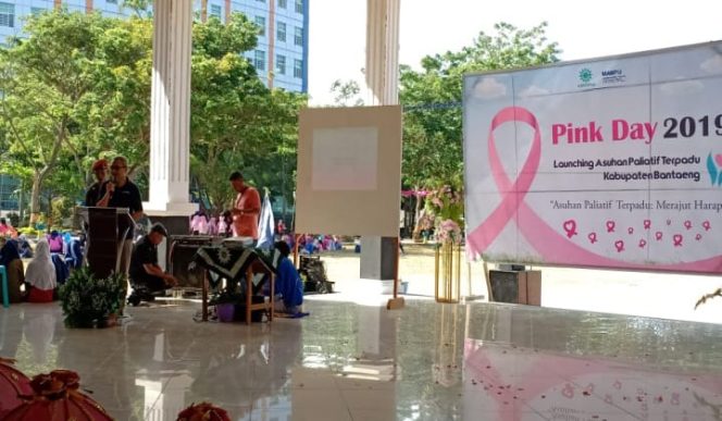 					Wabup Bantaeng diatas podium saat Launching Paliatif terpadu di Tribun Pantai seruni Bantaeng. (BERITA.NEWS/Saharuddin). 