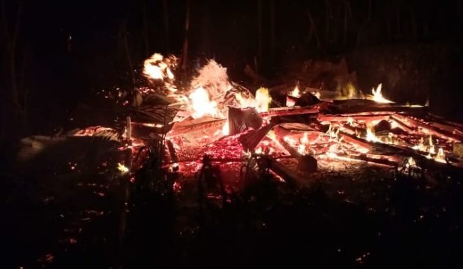 					Situasi kebakaran rumah warga di Balumhung Babtaeng yang sudah hampur rata dengan tanah. (BERITA.NEWS/Saharuddin). 
