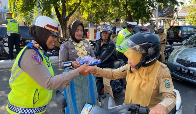 					AKP Ambar Laksmi Kasat Lantas Takalar Sosialisasi ke pengendara. (BERITA.NEWS/Hasrullah) 