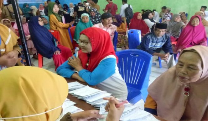 					Suanan masyarakat desa kingdang memeriksa kesehatan. (BERITA.NEWS/IL). 