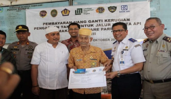 					Pembayaran uang pengganti kerugian pembebasan lahan ke masyarakat di Kabupaten Maros. (BERITA.NEWS/Andi Khaerul). 